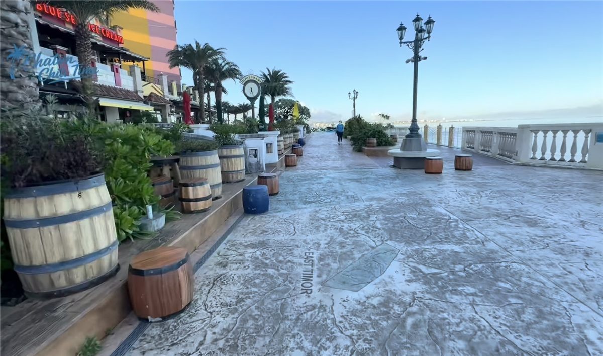 Seaside promenade at Depot Island